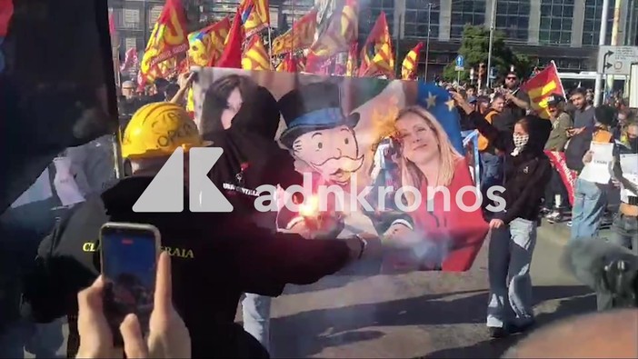 Sciopero 30 ottobre, a Napoli bruciato striscione con Meloni, Bernini e Mr Monopoly