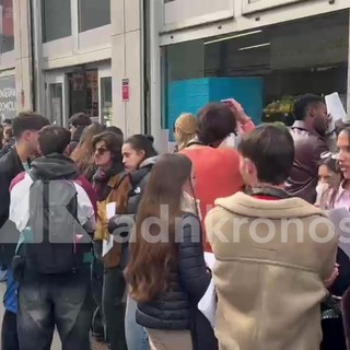 "Vogliamo un cambiamento", a Milano giovani in fila al consolato spagnolo per votare