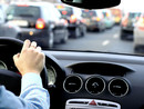 persona al volante di un'auto