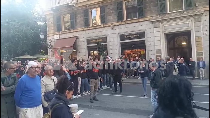 Ex Ilva, i cori di protesta degli operai all'arrivo a Genova di Piantedosi