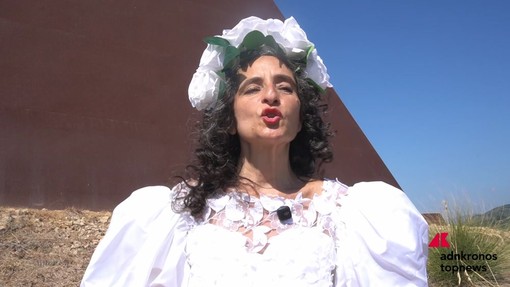 L'artista Carmine Elisa Moschella al Rito della Luce a Fiumara d'Arte: "Antonio Presti è il trait d'union che ci unisce tutti" L'artista Carmine Elisa Moschella al Rito della Luce a Fiumara d'Arte: "Antonio Presti è il trait d'union che ci unisce tutti"