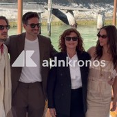 Susan Sarandon, Luca Marinelli e Alicia Vikander a Venezia 83: l'arrivo al Lido per 'The Echo Chamber'