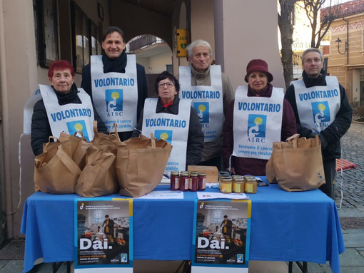 I volontari dell’associazione contro il cancro in piazza a Volpiano