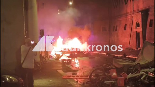 Caso Fakir, guerriglia a Bologna: barricate, lacrimogeni e auto in fiamme Caso Fakir, guerriglia a Bologna: barricate, lacrimogeni e auto in fiamme