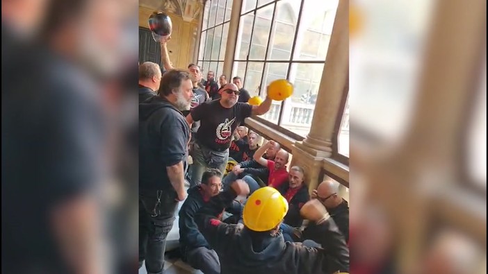Ex Ilva, operai occupano prefettura di Genova al grido: "Lo stabilimento non si chiude"