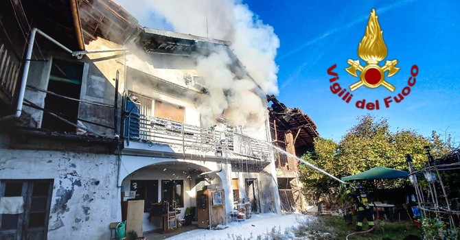 I pompieri hanno domato il rogo e messo in sicurezza l'area