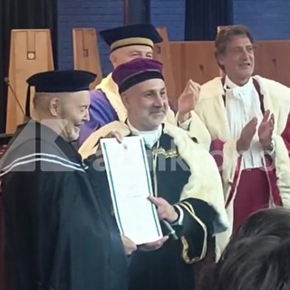 Dottorato honoris causa a Vasco Rossi, la proclamazione all'Università di Salerno tra gli applausi