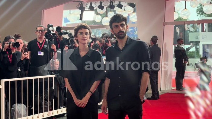 Venezia 83, i registi del documentario "Naza" accolti dal coro "Free Palestine" Venezia 83, i registi del documentario "Naza" accolti dal coro "Free Palestine"
