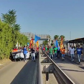 Ex Ilva, sciopero lavoratori a Taranto: "Serve transizione ecologica e sociale"