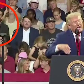 Imita Trump alle sue spalle durante un comizio, il video virale Imita Trump alle sue spalle durante un comizio, il video virale