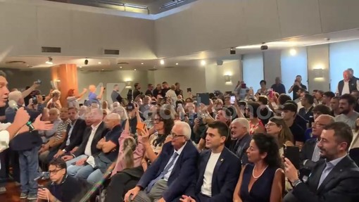Torino, una donna contesta Vannacci e viene allontanata. Lui: "È antidemocratica"