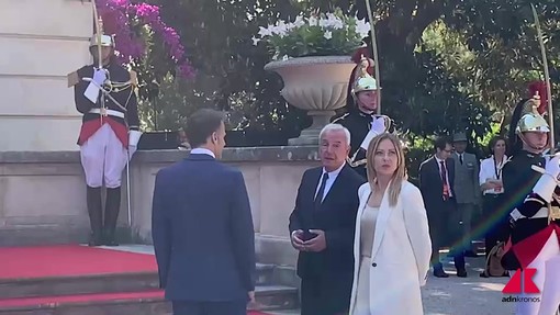 Al via il vertice Francia-Italia, Meloni a Macron: "Da quanto tempo"