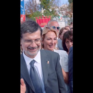 Meloni ad Amatrice, l'anziano la accarezza e lei: "Non mi far commuovere, ti voglio bene"