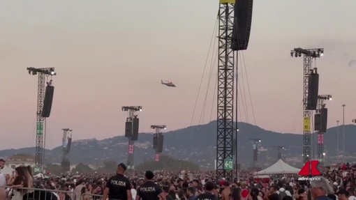 Ultimo arriva in elicottero, prende il via concerto dell'anno