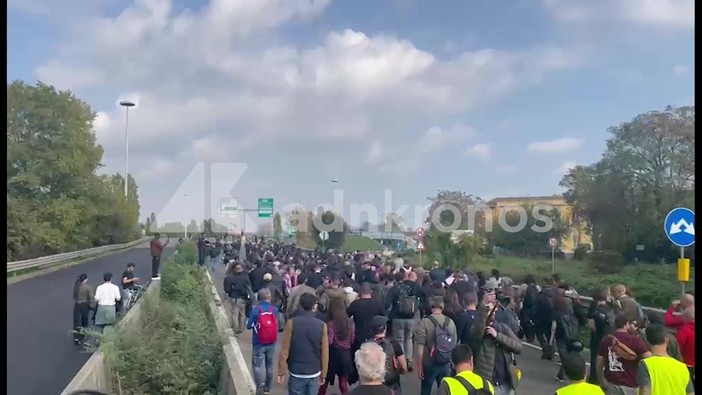 Cortei a Milano, migliaia di manifestanti invadono la tangenziale Cortei a Milano, migliaia di manifestanti invadono la tangenziale