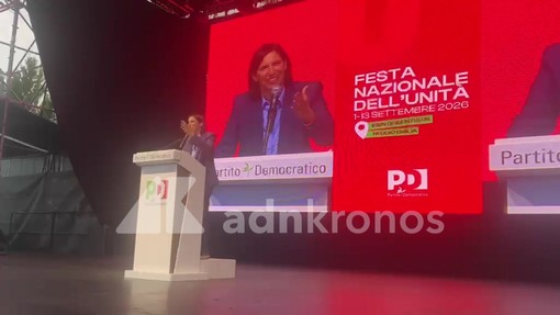 Elly Schlein chiude la festa dell'Unità: "C'è chi tifa per pareggio o governo tecnico, alleanza progressista batterà destra"