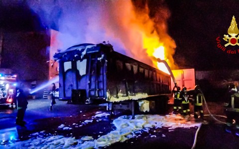A fuoco ditta di rifiuti a Castellamonte, i pompieri domano le fiamme