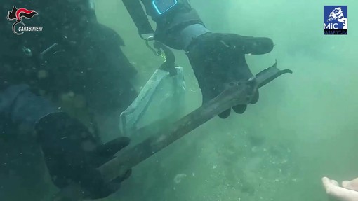 Viterbo, eccezionale scoperta nel Lago di Mezzano: recuperata una spada di oltre tremila anni fa Viterbo, eccezionale scoperta nel Lago di Mezzano: recuperata una spada di oltre tremila anni fa