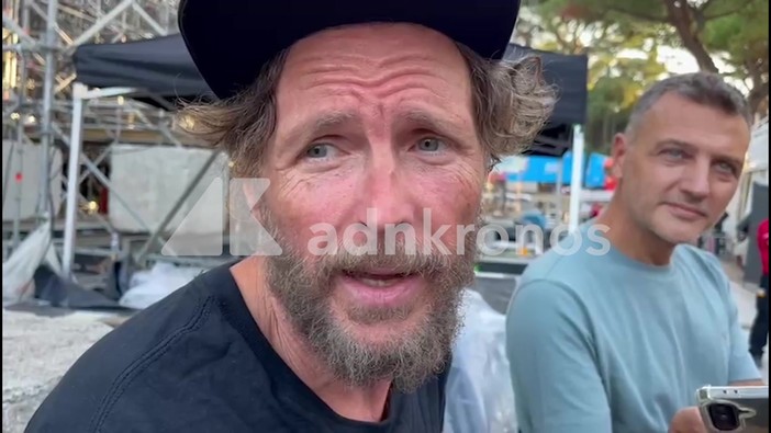 Jovanotti, sul palco con Mobrici al Circo Massimo "senza confini, senza più guerre" Jovanotti, sul palco con Mobrici al Circo Massimo "senza confini, senza più guerre"
