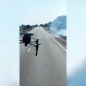 Drone ucraino colpisce camion russo, il video girato dal conducente