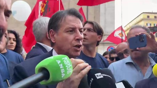 Legge elettorale, Conte in piazza con Onorato: "Norma raccolta firme oscena e incostituzionale" Legge elettorale, Conte in piazza con Onorato: "Norma raccolta firme oscena e incostituzionale"