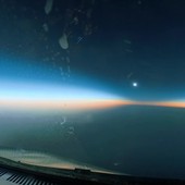 Eclissi totale di sole, lo spettacolo visto a bordo di un volo di linea Eclissi totale di sole, lo spettacolo visto a bordo di un volo di linea