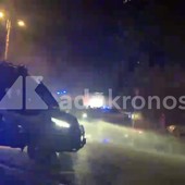 Roma, manifestanti lanciano bottiglie e petardi: le forze dell'ordine attivano gli idranti Roma, manifestanti lanciano bottiglie e petardi: le forze dell'ordine attivano gli idranti