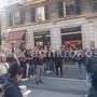 Ex Ilva, i cori di protesta degli operai all'arrivo a Genova di Piantedosi