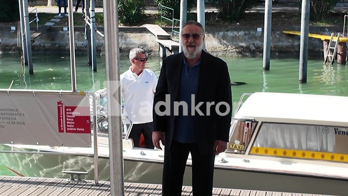 Venezia 83, Russell Crowe sbarca al Lido per il suo doc 'What Love Builds' Venezia 83, Russell Crowe sbarca al Lido per il suo doc 'What Love Builds'