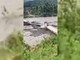 Alluvione in Nepal, la forza dell'acqua abbatte un ponte e spazza via le case