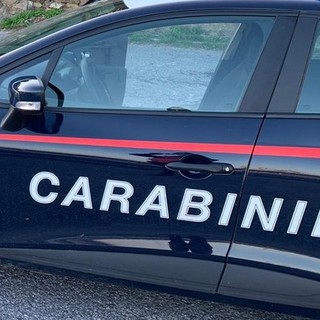 Aggredito alle spalle da due rapinatori incappucciati, li mette in fuga