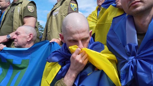 Scambio di prigionieri Russia-Ucraina, 160 soldati in festa per il ritorno a Kiev