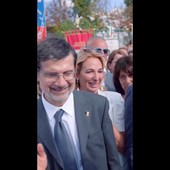 Meloni ad Amatrice, l'anziano la accarezza e lei: "Non mi far commuovere, ti voglio bene"