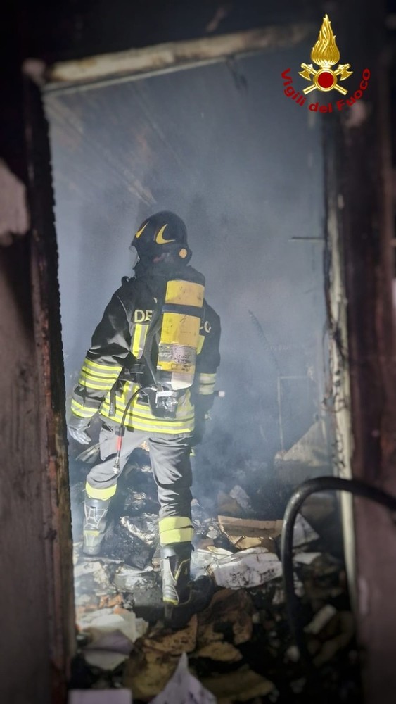 A fuoco un garage a Strambino: una persona ferita, pompieri in azione A fuoco un garage a Strambino: una persona ferita, pompieri in azione