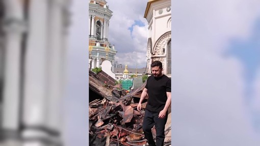 Kiev, Zelensky tra le macerie del monastero colpito: "Attacco deliberato di droni russi" Kiev, Zelensky tra le macerie del monastero colpito: "Attacco deliberato di droni russi"