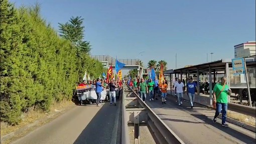 Ex Ilva, sciopero lavoratori a Taranto: "Serve transizione ecologica e sociale" Ex Ilva, sciopero lavoratori a Taranto: "Serve transizione ecologica e sociale"