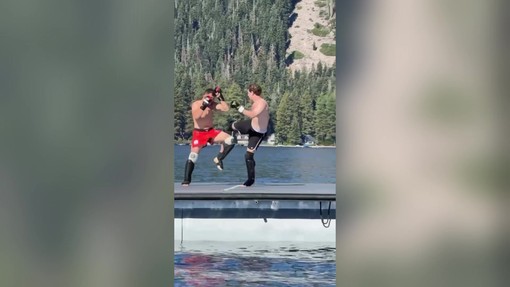 Mark Zuckerberg sfida il campione di arti marziali in mezzo a un lago, il video del combattimento