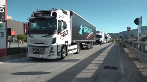 Presidio autotrasportatori al confine fra Abruzzo e Molise: "Per ogni camion 8mila euro al mese di gasolio" Presidio autotrasportatori al confine fra Abruzzo e Molise: "Per ogni camion 8mila euro al mese di gasolio"