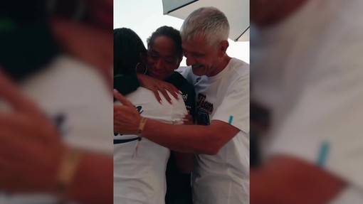 Sara Curtis, l'abbraccio emozionante con i genitori dopo il nuovo record del mondo