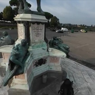 Bombola di gas sotto la copia del David a Firenze, il video delle operazioni degli artificieri Bombola di gas sotto la copia del David a Firenze, il video delle operazioni degli artificieri