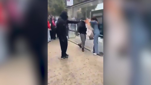 Proteste Marsiglia, uomo incappucciato ustiona volto di una donna con spray lanciafiamme Proteste Marsiglia, uomo incappucciato ustiona volto di una donna con spray lanciafiamme
