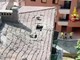 Esplosione all'ultimo piano di un palazzo a Perugia, crolla il tetto