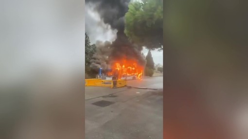 Proteste degli studenti in Francia, le immagini di un bus in fiamme a Marsiglia Proteste degli studenti in Francia, le immagini di un bus in fiamme a Marsiglia