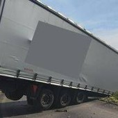 Scontro fra tir a Bari, camion sospeso nel vuoto: vivi per miracolo i due conducenti
