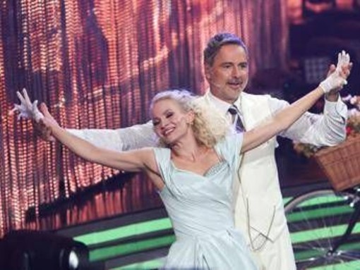 Beppe Convertini replica a Lucarelli: &quot;Io figlio di due persone medie straordinarie&quot;