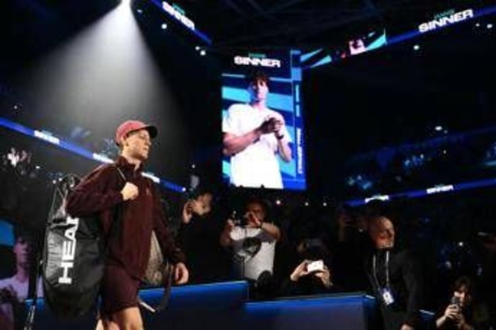 Carote, parrucche e... 'proposta di matrimonio': dentro il debutto di Sinner alle Atp Finals Carote, parrucche e... 'proposta di matrimonio': dentro il debutto di Sinner alle Atp Finals