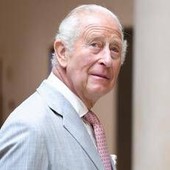 "Re Carlo è morto", la radio sbaglia annuncio e lo speaker scappa: storia di un disastro "Re Carlo è morto", la radio sbaglia annuncio e lo speaker scappa: storia di un disastro