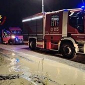 Auto travolta dalla piena del Meduna, tre persone bloccate su un isolotto: scatta il salvataggio aereo