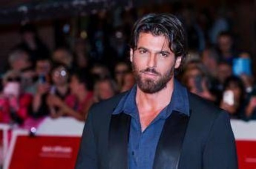 Non solo Can Yaman, almeno 7 vip tra fermi nel maxi-blitz per droga e prostituzione