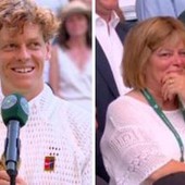 Sinner, il trionfo a Wimbledon e la fuga di mamma Siglinde: "Sei uscita..." Sinner, il trionfo a Wimbledon e la fuga di mamma Siglinde: "Sei uscita..."